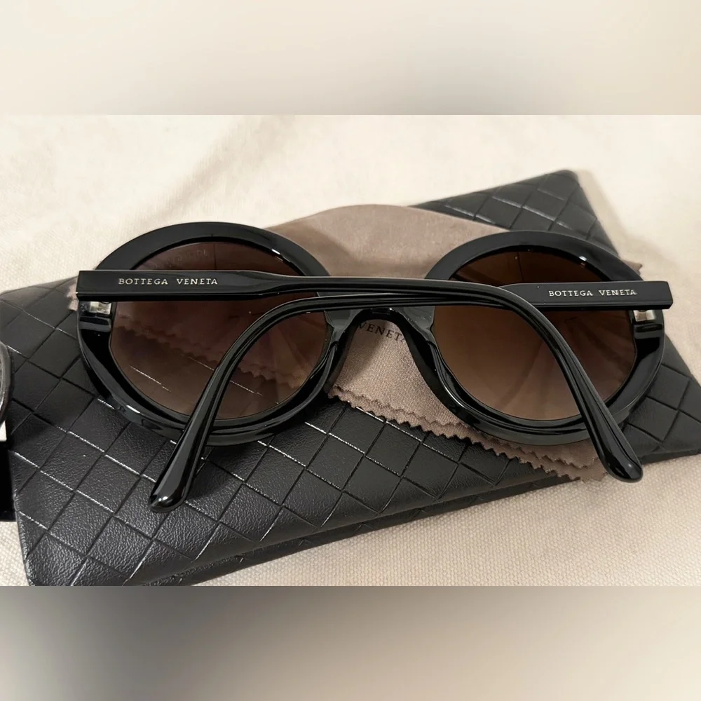 Round Bottega Veneta Sunglasses (in great condition) - Picture 2 of 4